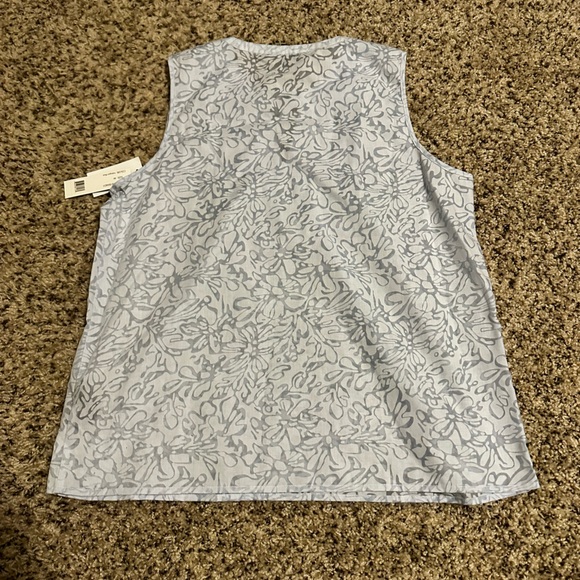 NWT! Comply Sleeveless Shirt - Picture 4 of 4